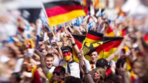 Ob die Fußballbegeisterung sich auf die Konsumstimmung niederschlägt, hängt auch vom Abschneiden der deutschen Nationalmannschaft ab. Foto: dpa/Friso Gentsch