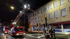 Stuttgart-Wangen: Lebensmittelgeschäft steht in Flammen