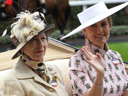 Prinzessin Anne und ihre Schwägerin Sophie verstehen sich gut und besuchten schon viele Veranstaltungen zusammen - wie hier das Pferderennen in Ascot. Foto: imago images/PA Images