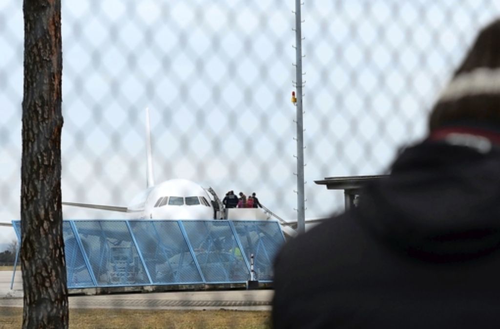 Abgeschobene Flüchtlinge am Baden-Airport. Foto: dpa