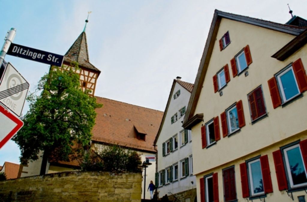 Der alte Ortskern von Weilimdorf: die Oswaldkirche, das alte Schulhaus und das alte Rathaus (v.l.). Foto: Leonie Hemminger