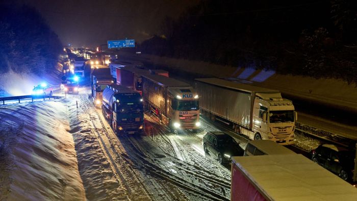 Lange Staus auf Autobahnen wegen Schnee und Glatteis
