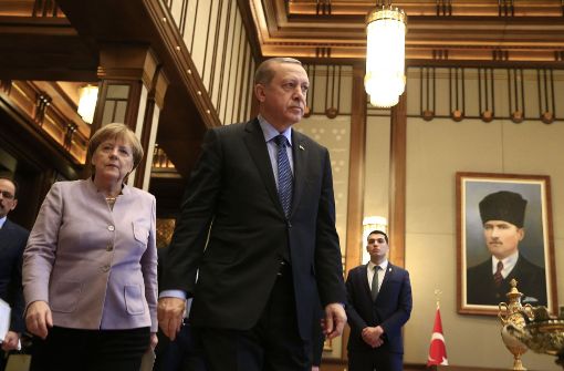 Merkel und Erdogan im Februar in Ankara: Auch in der Frage der Todesstrafe sind sie uneins. Foto: AP