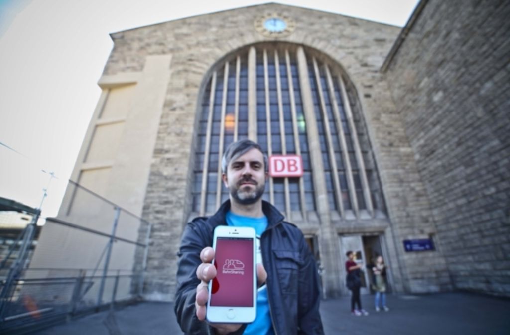 Andreas Vollmer zeigt die Startseite seiner App für Bahnsharing. Foto: Peter Petsch