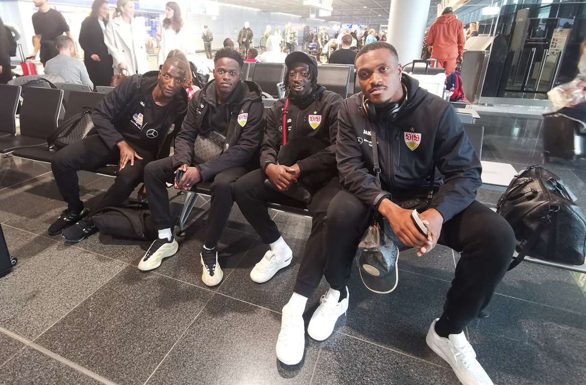 Die VfB-Spieler Serhou Guirassy, Naouirou Ahamada, Tanguy Coulibaly und Dan-Axel Zagadou (v. li.) kurz vor dem Abflug nach Austin.