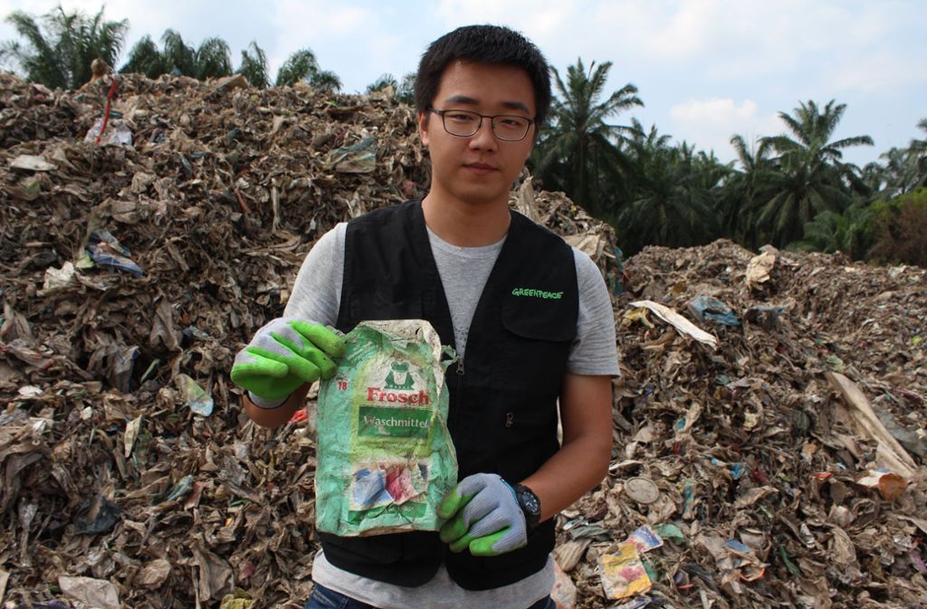 Ein Aktivist auf einer illegalen Mülldeponie in Malaysia: Auch deutscher Plastikmüll findet sich hier Foto: Melanie Maier