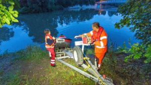 An der Stadtbrücke in Nürtingen wurde ein Leichenfund gemeldet. Polizei und Rettungsschwimmer waren im Einsatz. Foto:  