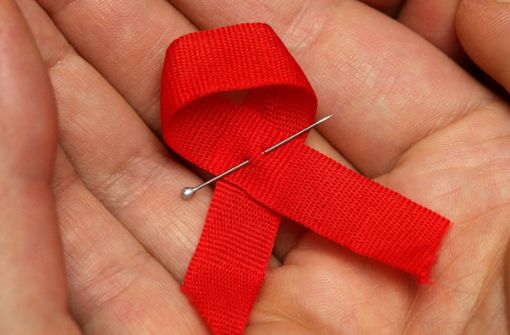 Die rote Schleife ist weltweit ein Symbol für die Solidarität mit Menschen, die HIV positiv sind. So wie Dieter Stammkötter, für den seit 60. Geburtstag ein kleines Wunder ist. Foto: dpa
