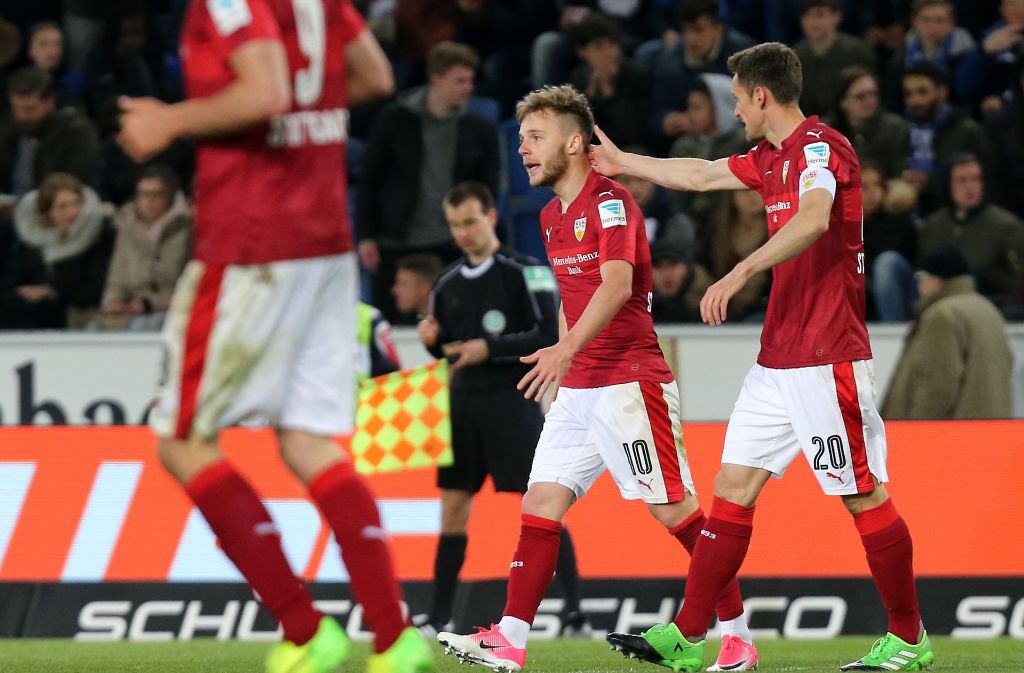 Mit einem Traumtor gleicht Alexandru Maxim (Mitte) für den VfB Stuttgart zum 1:1 aus.