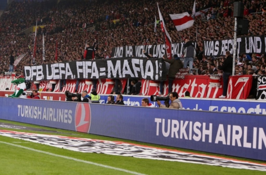 Die Fans des VfB Stuttgart machen deutlich, was sie von DFB, Uefa und Fifa halten.
