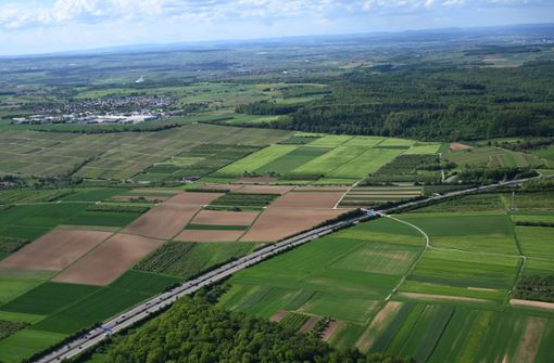 Das Gewerbegebiet soll zwischen der Ottmarsheimer Höhe (links) und der A81-Ausfahrt Mundelsheim (rechts) entstehen. Foto: Archiv (Werner Kuhnle)