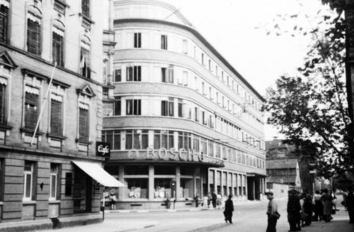 Das Eckgebäude an der Rosenberg-/Seidenstraße wird heute von der Uni Stuttgart genutzt. Weitere Bilder vom Bosch-Areal und dem Standort Feuerbach zeigt die Fotostrecke. Foto: Stadtarchiv/101-FN250-2880
