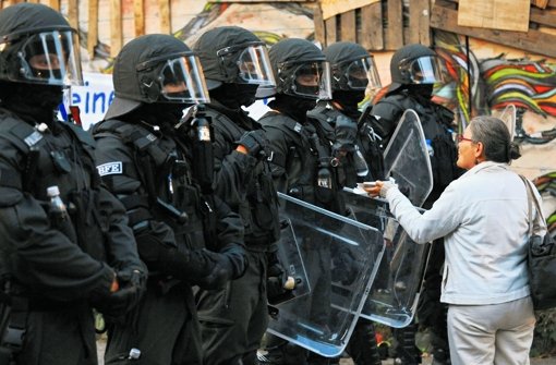 Freiburger Polizeibeamte im Einsatz. Auch sie klagen über Kürzungen. Foto: dpa