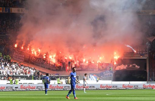 Beim vergangenen Derby zwischen dem VfB und dem KSC zündeten Fans des badischen Zweitligisten Pyrotechnik. Foto: Pressefoto Baumann/Hansjürgen Britsch