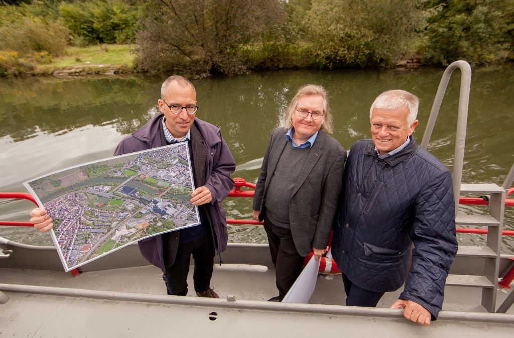 Die Vision von einer  Stadt am Fluss: Wolfgang Maier vom Stadtplanungsamt, Baubürgermeister Peter Pätzold, OB Fritz Kuhn, auf dem Neckar