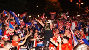 Kroatische Fans feiern – Polizei sperrt Theodor-Heuss-Straße