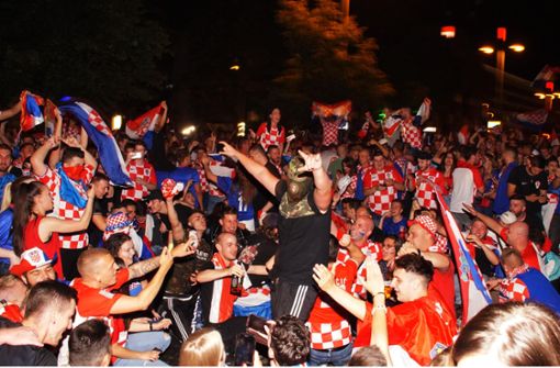Die kroatischen Fans feierten den Sieg ihrer Mannschaft ausgelassen. Foto: Andreas Rosar Fotoagentur-Stuttg