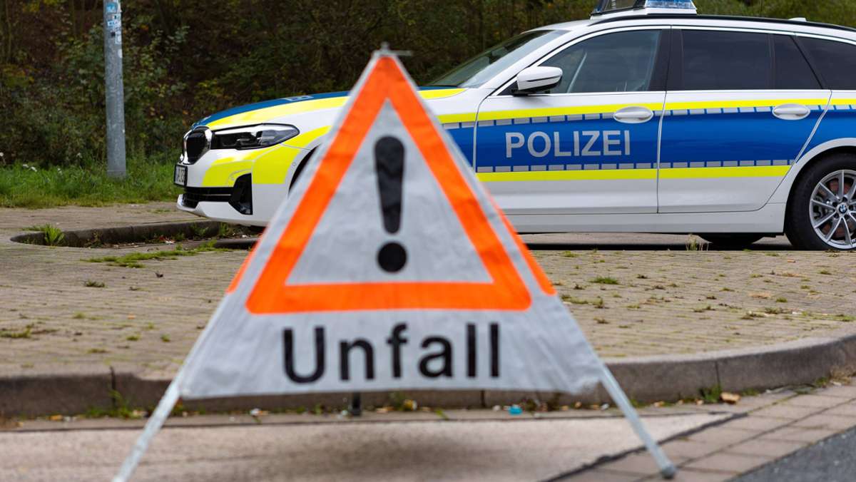Unfall in Esslingen: Fahrer überschlägt sich mit Auto –  Und fährt nach Hause