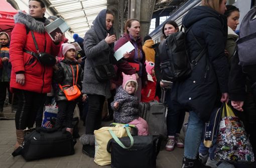 Auch in Stuttgart am Hauptbahnhof kommen derzeit viele Geflüchtete aus der Ukraine an. Viele sind alleinreisende Frauen mit Kindern. Foto: dpa/Bryan Smith