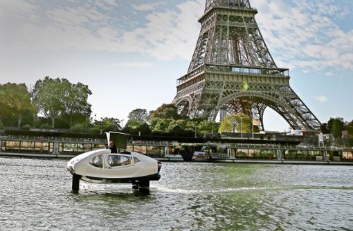 Ein Wassertaxi fährt am Eiffelturm vorbei. Foto: dpa/Francois Mori