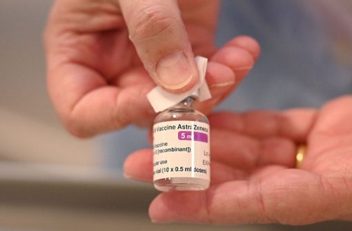 Bei dem Astrazeneca-Impfstoff waren Zweifel an der Wirksamkeit bei Älteren aufgekommen. Foto: AFP/OLI SCARFF