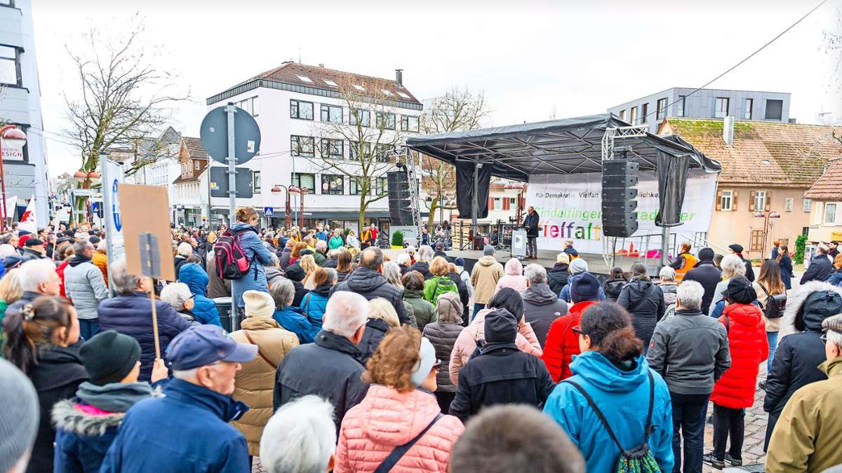 Ungefähr 1000 Menschen demonstrieren am Samstag in Sindelfingen für Vielfalt und Demokratie.