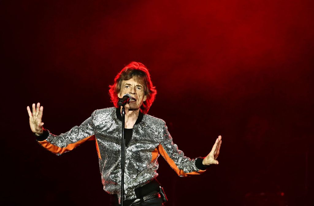 Mick Jagger tänzelt so beweglich über die Bühne wie eh und je.