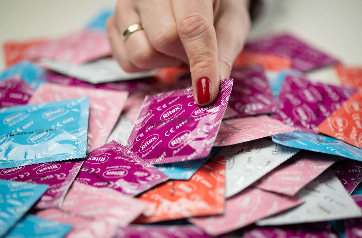 Kondome sind  auch in den Wechseljahren eine gute  Verhütungsmethode. Foto: dpa/Friso Gentsch