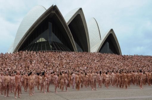 Nackte Installation vor dem Opernhaus in Sydney: Mehr als 5000 Menschen haben sich für den New Yorker Fotografen Spencer Tunick ausgezogen.  Foto: dpa