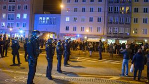 Polizisten und Teilnehmer einer Versammlung stehen sich in der Innenstadt  von Magdeburg gegenüber. Foto: dpa/Klaus-Dietmar Gabbert