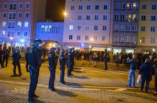 Polizisten und Teilnehmer einer Versammlung stehen sich in der Innenstadt  von Magdeburg gegenüber. Foto: dpa/Klaus-Dietmar Gabbert
