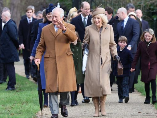 Zum Weihnachtsgottesdienst in Sandringham führten Charles und Camilla die Royal Family auf dem Weg zur Kirche an. Ähnlich soll es am Ostersonntag ablaufen - allerdings ohne die Familie des Thronfolgers. Foto: imago/i Images