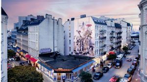 Im Portugiesenviertel hat der australische Fassadenkünstler Fintan Magee Friedrichs Gemälde auf 200 Quadratmeter Hausfassade frei interpretiert. Foto: Hamburg Tourismus/Jérome Gerull
