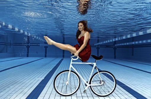 Wie schwerelos: die Kunstradfahrerin Viola Brand  bei ihrem Fototermin im nassen Element Foto: Christian Zink/Lichtfang-Fotografie
