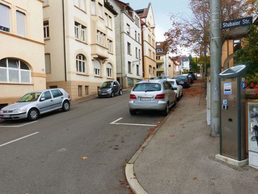 Wer nicht wie hier in der Stubaier Straße bezahlen will, weicht auf andere, nicht kostenpflichtige Bereiche aus. Foto:  