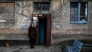 Die Menschen trauen sich kaum nach draußen: eine Frau in Awdijiwka im Bezirk Donezk. Foto: AFP/Aris Messinis
