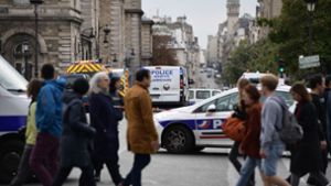 In Paris hat die Polizei einen Messerangreifer erschossen. Foto: AFP/MARTIN BUREAU