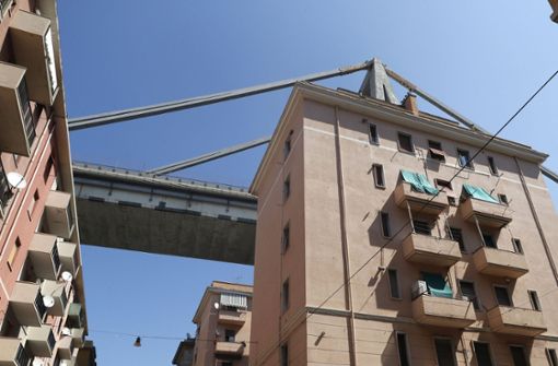 Mehr als 600 Menschen mussten aus den Häusern, die unter der Morandi-Brücke in Genua stehen, evakuiert werden. Foto: AP