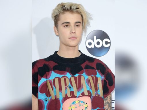 Justin Bieber mit einem Nirvana-T-Shirt bei den American Music Awards 2015. Foto: IMAGO/Pond5 Images