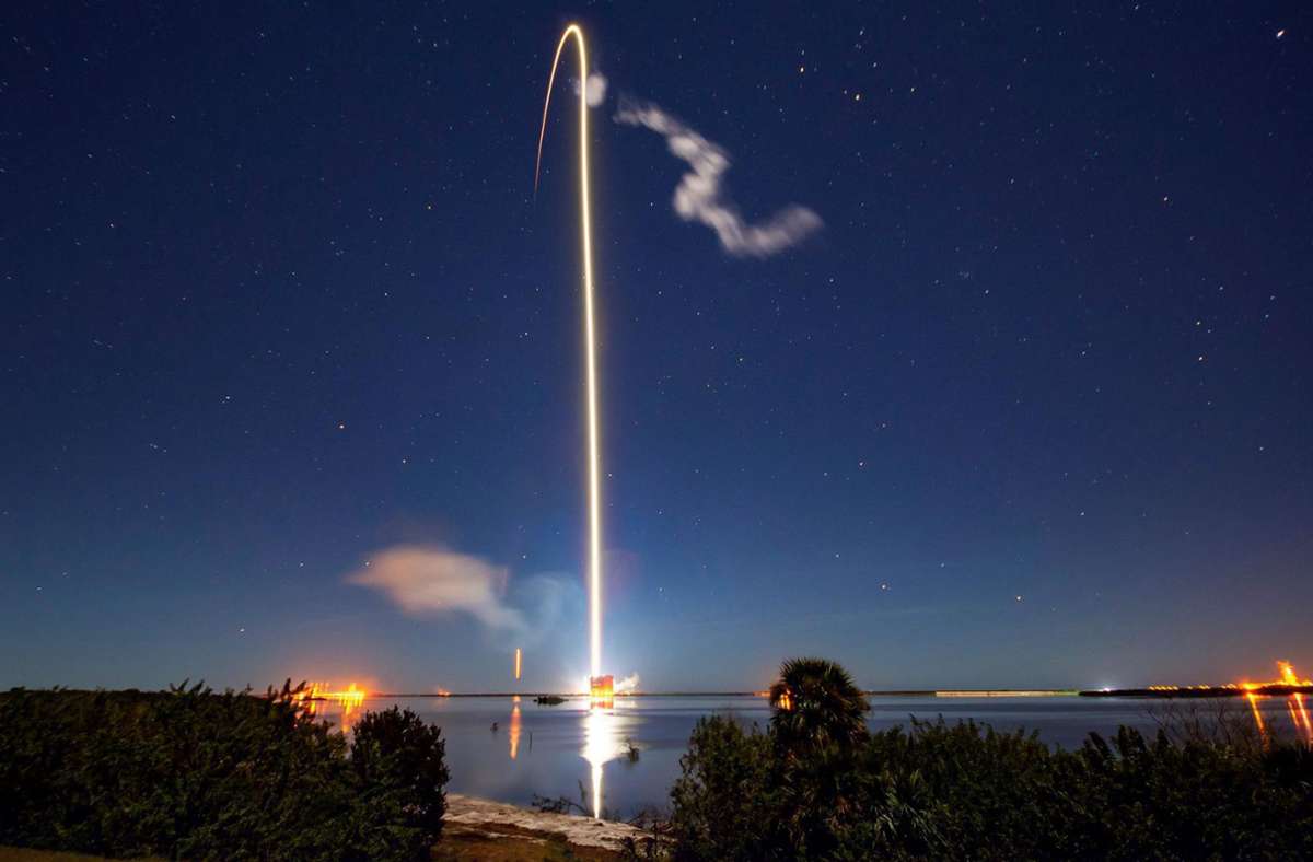 Start einer Falcon-9-Rakete des US-Raumfahrtunternehmens SpaceX mit Dutzenden Starlink-Satelliten an Bord. Foto: SpaceX/CC BY NC 2/0