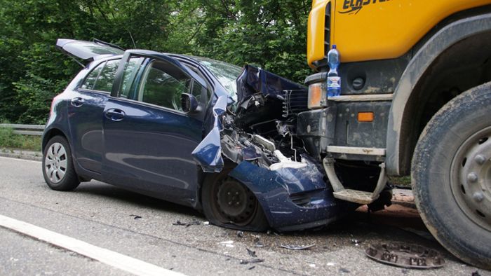 Autofahrer gerät auf Gegenspur und kracht in Lkw – schwer verletzt