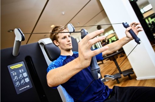 Thomas Göhlerstählt seine Muskeln an einem Gerät  im  Fitnessstudio Palestro: Inzwischen sind mehr Deutsche in Fitnessstudios registriert als in Fußballvereinen. Foto: Peter Petsch