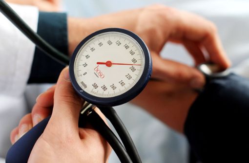 Bei jedem Arztbesuch kann man bitten, dass der Blutdruck gemessen wird, ebenso in der Apotheke. Liegt der Blutdruck wiederholt bei oder über 140/90 mmHg, besteht Bluthochdruck. Foto: dpa/Jochen Lübke
