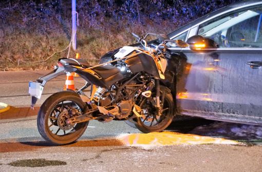 Bei dem Unfall in Frickenhausen (Kreis Esslingen) ist ein Motorradfahrer in ein Auto gekracht. Foto: SDMG