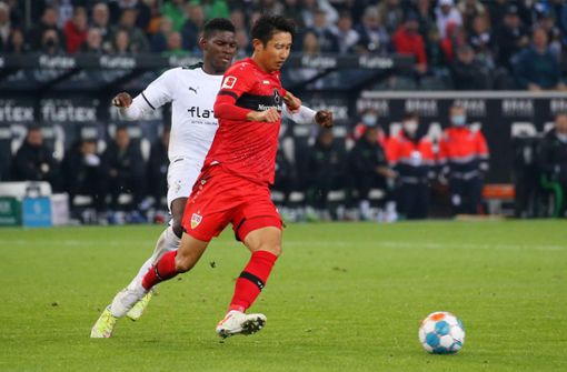 Schneller am Ball als sein Gegner: Hiroki Ito hat zuletzt in der Abwehr des VfB Stuttgart überzeugt. Foto: Baumann/Julia Rahn