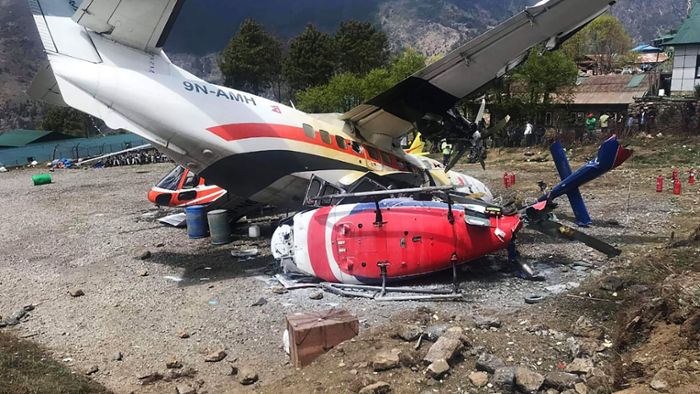 Kleinflugzeug kracht in Hubschrauber – drei Tote