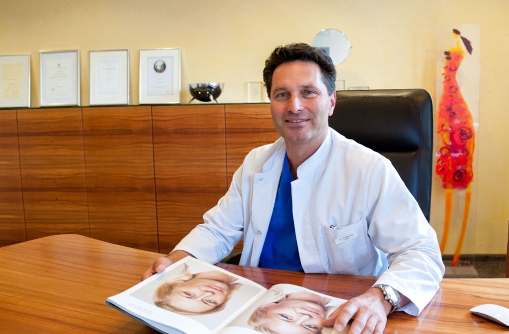 Chirurg Dr. Christian Fitz mit einem Vorher-Nachher-Vergleichsbild Foto: Lichtgut - Oliver Willikonsky