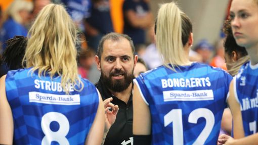 Trainer Konstantin Bitter und die Stuttgarter Volleyballerin: Es gibt einiges zu tun. Foto: Baumann