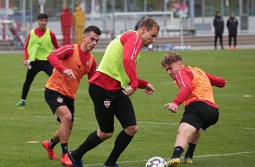 David Grözinger (rechts) vom VfB Stuttgart bei der Trainingseinheit gemeinsam mit Holger Badstuber (Mitte) und Erik Thommy. Foto: Pressefoto Baumann