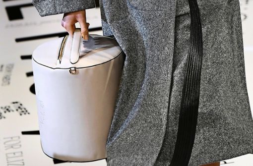 Die britische Designerin Stella McCartney arbeitet schon seit vielen Jahren ohne tierische Materialien. Auf dem Foto sieht man eine Handtasche aus ihrer aktuellen Kollektion aus Lederersatzmaterial. Foto: AFP